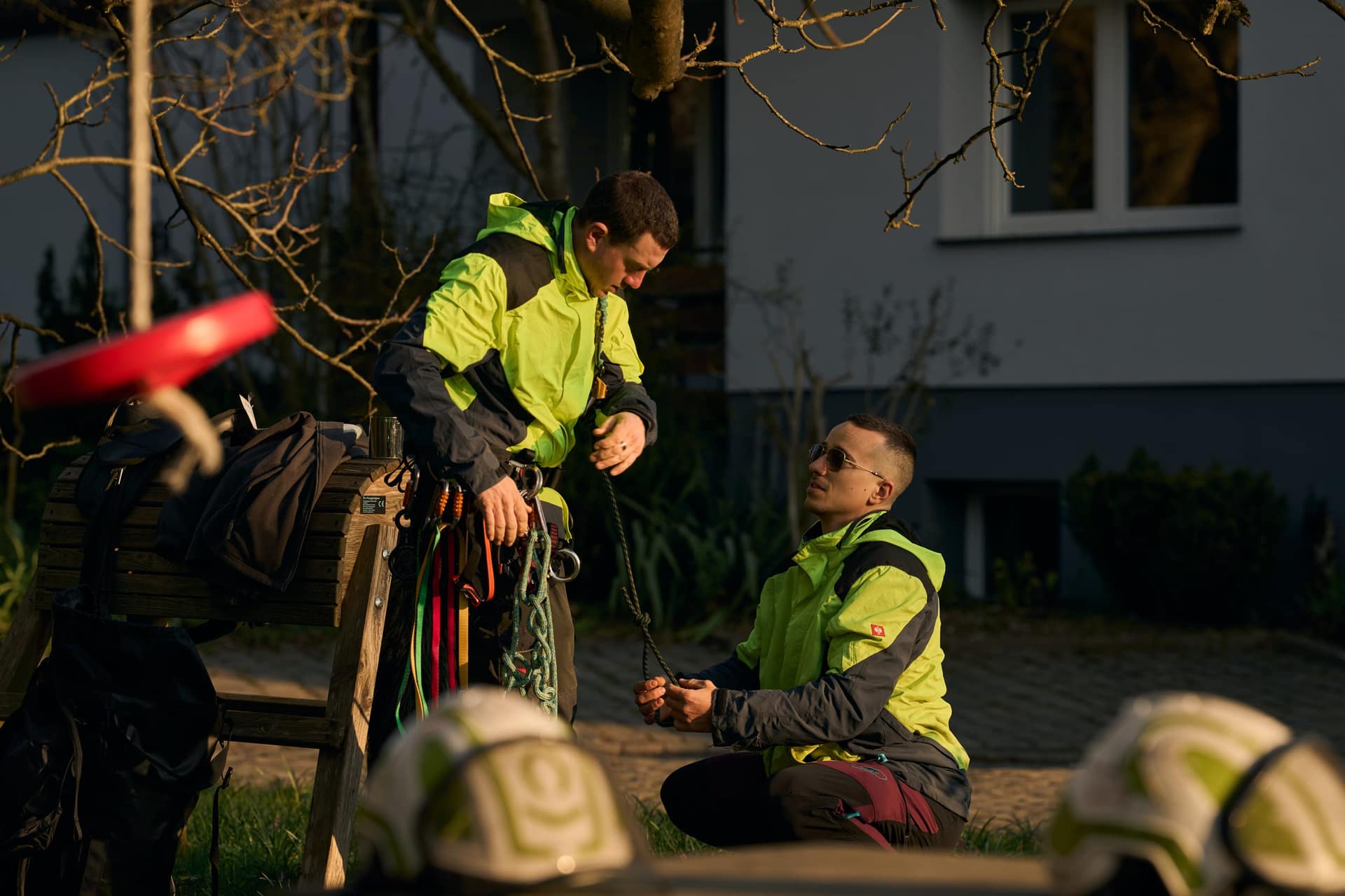 Kletterteam mit Seilklettertechnik in der Baumkrone